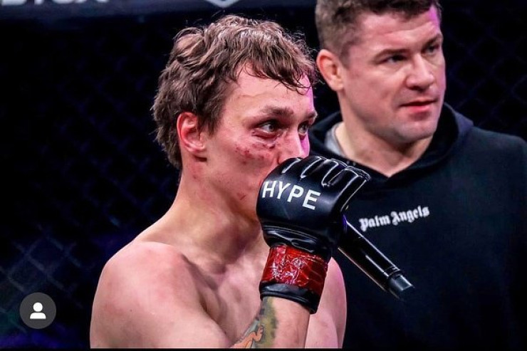 Qız MMA döyüşçüsünün gözünü çıxartdı