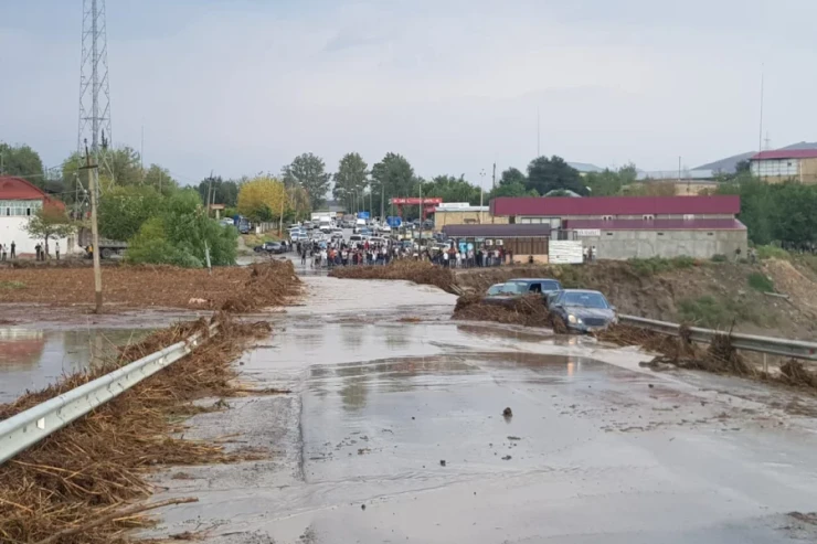 Leysan Bakı-Şamaxı yolunu iflic etdi