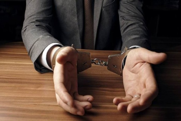 Polis şöbəsinin rəisi və jurnalist həbs edildi
