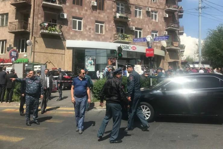 Ermənistanda ATIŞMA: yaralılar var