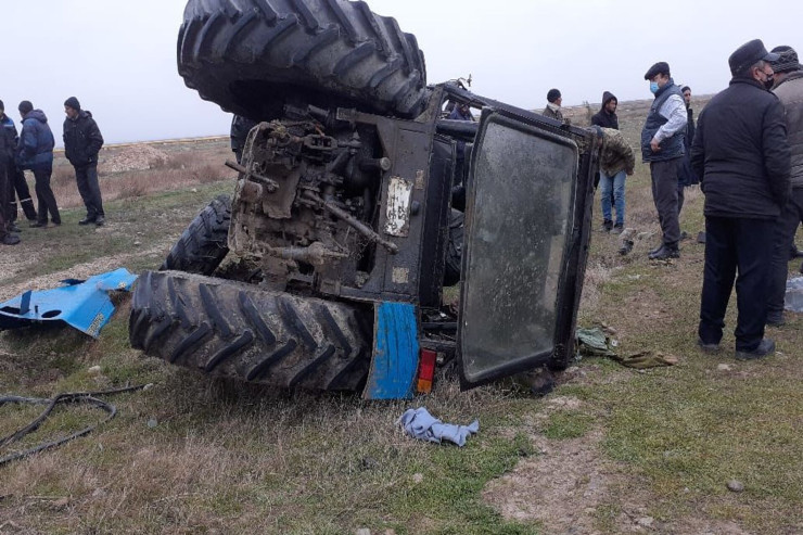 Yardımlıda traktor aşdı, sürücü öldü