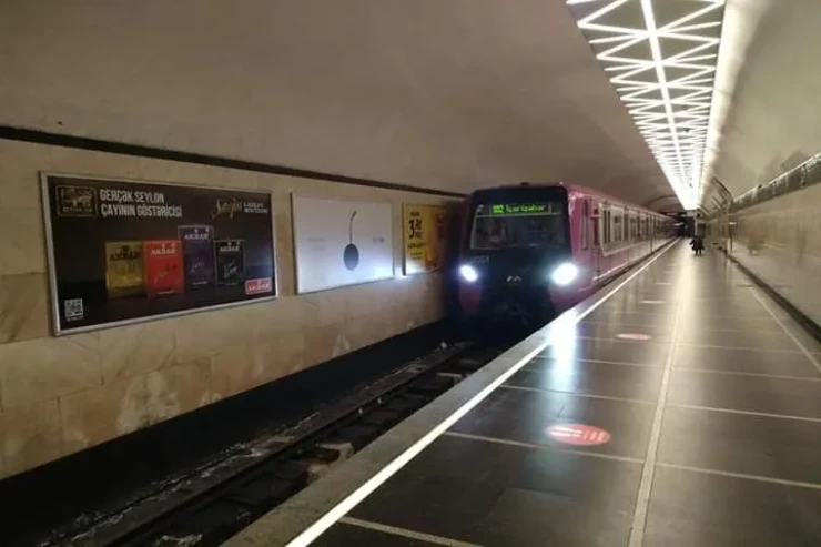 Bakı metrosunda HƏYACANLI ANLAR:  Tələbə qatar yoluna tullandı