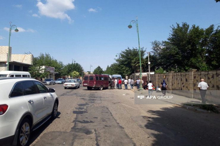 Mikroavtobus minik maşını ilə toqquşdu: yaralılar var 