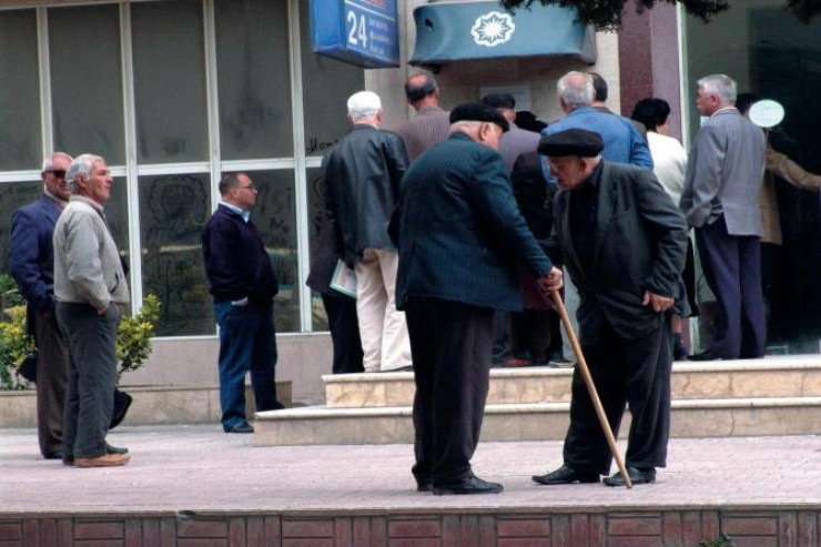 Təqaüd alanların NƏZƏRİNƏ:  hamısı yükləndi