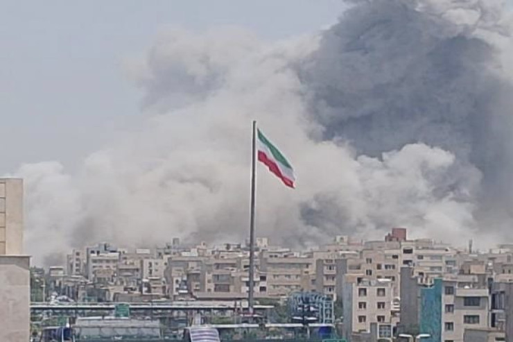 Tehran 50 dəqiqə bombalandı, işıqlar söndü - VİDEO