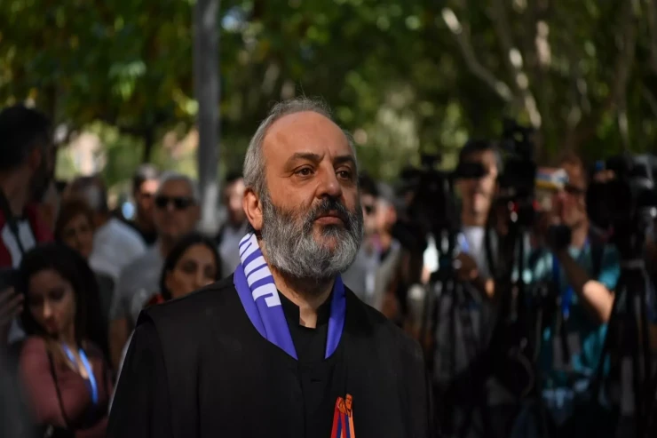 Ermənistanda terror törədib  hakimiyyətə gəlmək istəyən keşiş  saxlanıldı - YENİLƏNİB 