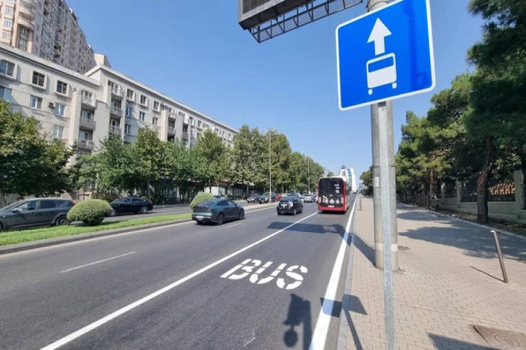 Daha bir küçədə avtobus zolağında  sərnişin mindirməyə yer ayrıldı 