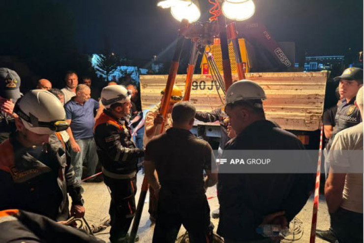 "Baksol yolu"nda kanalizasiyaya düşən şəxsin axtarışı davam edir -  YENİLƏNİB 2  - FOTO  - VİDEO 