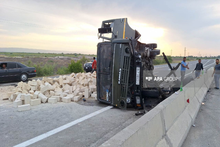 Ucarda "KamAZ" aşdı, sürücü xəsarət aldı-FOTO 