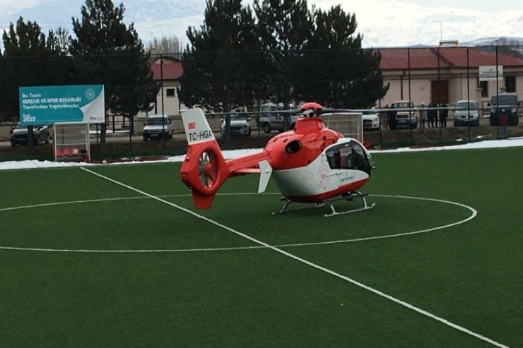 Təcili yardım helikopteri  meydançaya   endi: Oyun dayandırıldı 