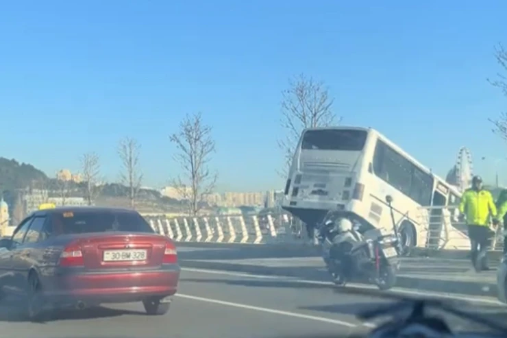 Bayraq Meydanında sürücüsü olmayan  avtobus qəza törətdi - VİDEO  - YENİLƏNİB 