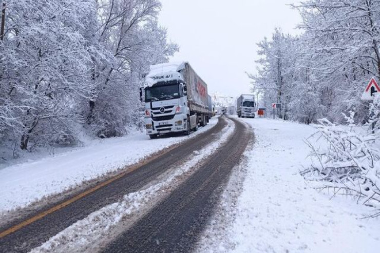 Azərbaycandan gedən TIR-lar Türkiyə girmək üçün 12 saat gözlədi 