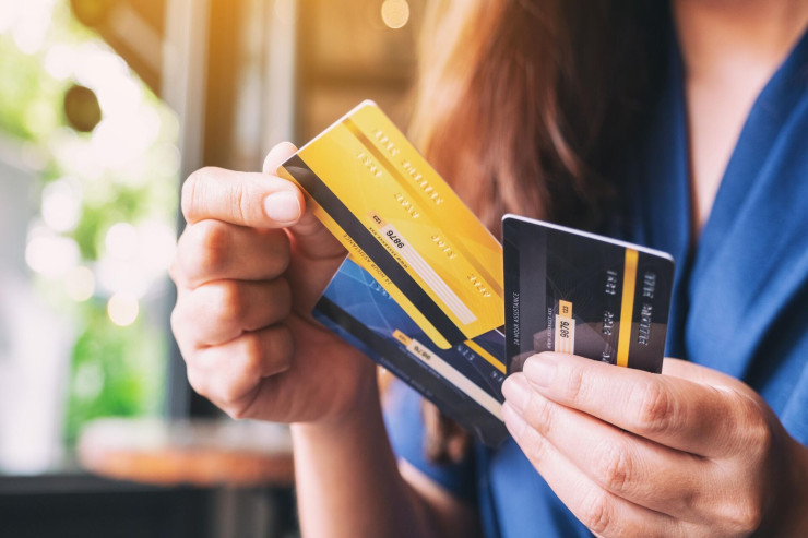 Bank kartlarından 27 min manatdan çox pul oğurlandı