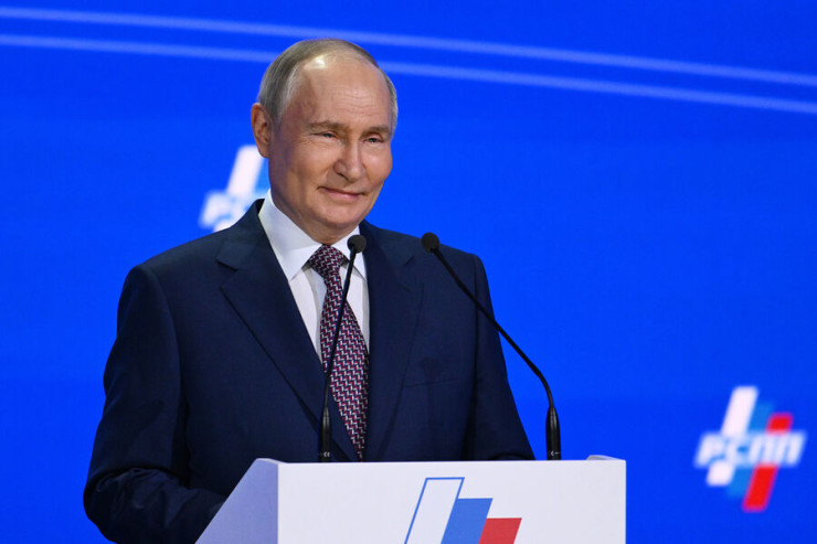 Putin 3 ildir ki, iş yerində yatır - Özü DANIŞDI
