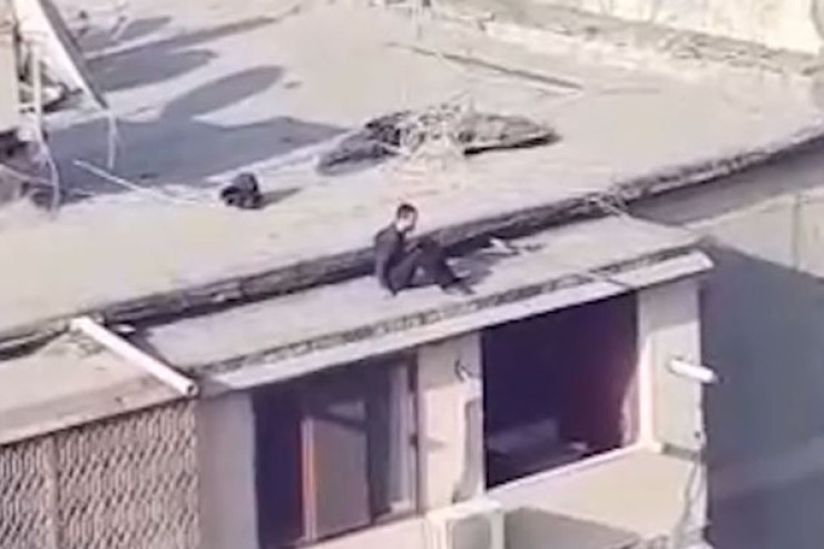Xırdalanda gənc oğlan özünü binadan atmaq istədi 