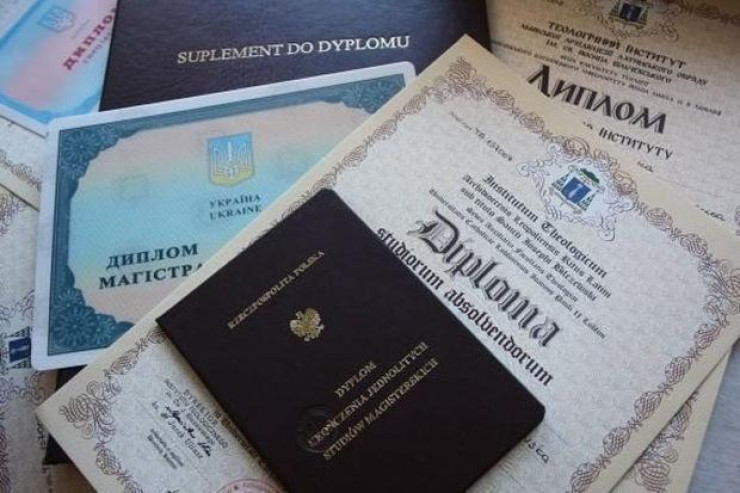 Kağız parçasından fərqlənməyən diplomlar - Bu universitetləri seçməyin! - SİYAHI