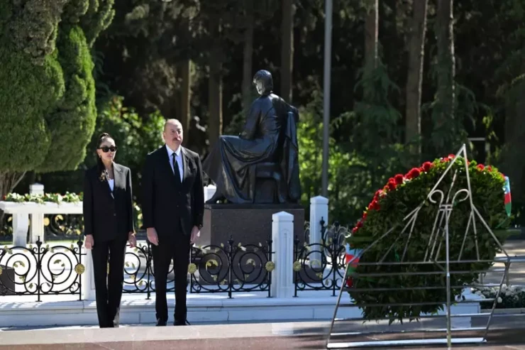 Prezident və xanımı Ulu Öndərin məzarını ziyarət ediblər