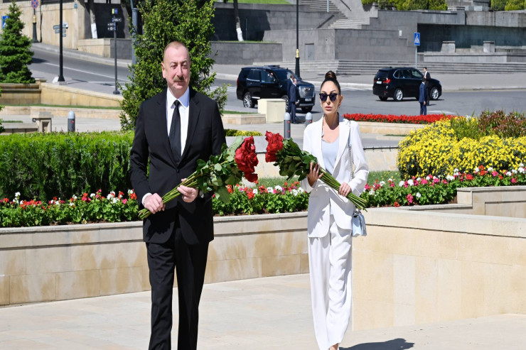 Prezident və xanımı İkinci Dünya Müharibəsində həlak olan azərbaycanlıların xatirəsini anıblar