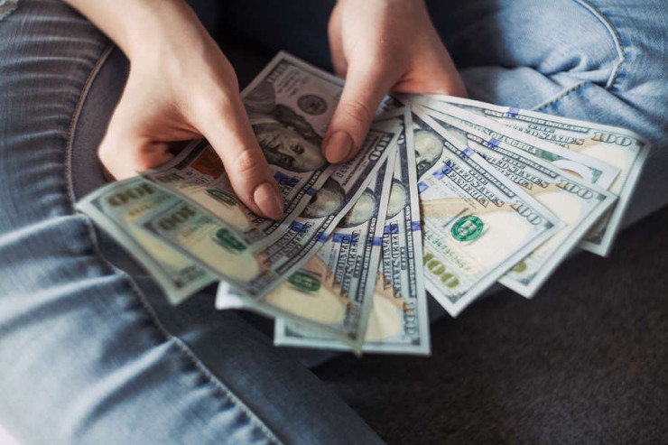 Qadın çantasından 200 min dollarlıq lotereya bileti tapdı