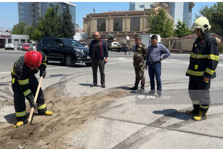 Sumqayıtda yola mənşəyi naməlum maddə dağıldı-FOTO