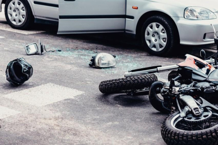 Salyanda maşın motosikletlə toqquşdu