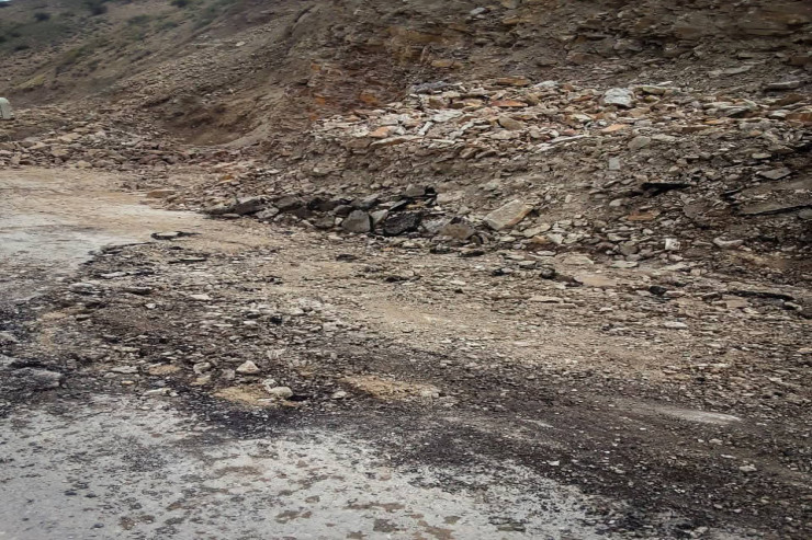 Naxçıvanda maşın yoluna düşən qaya parçaları hərəkəti məhdudlaşdırdı