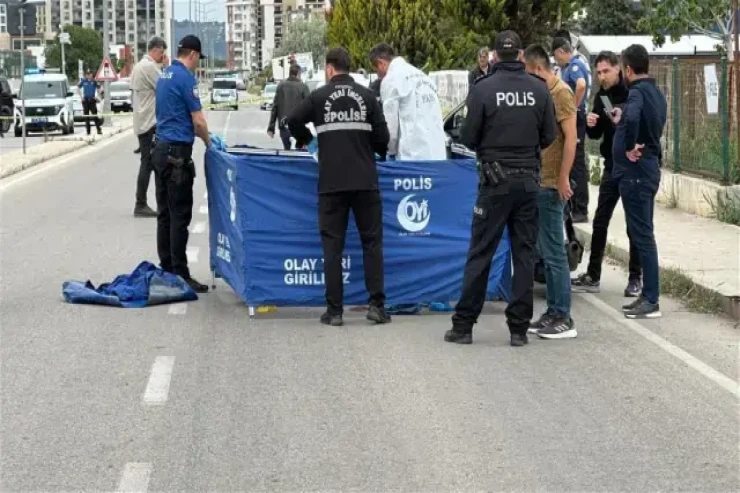 Maşınla arvadının yolunu kəsib başından güllələdi 