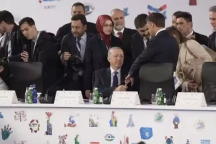 Ərdoğan Makronun çiyninə vurmaq cəhdinə sərt reaksiya verdi - VİDEO 