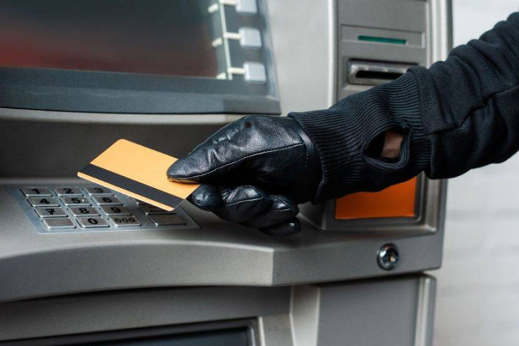 Bank kartlarından yenə 12 min manatdan çox  pul oğurladılar