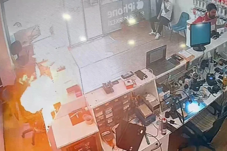 Telefonun batareyası ustanın əlində partladı - VİDEO