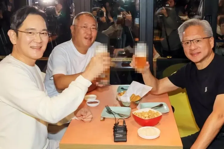 Üç şirkətin baş direktoru  bir stol arxasında: Birgə kapitalları 5 trilyon dollardan  çoxdur