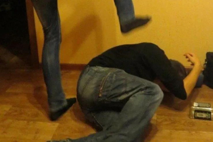 Böyük qardaşını döyüb öldürdü 