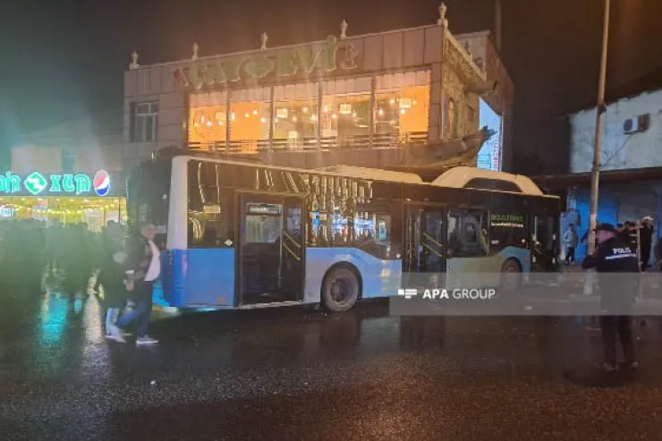 Avtobus iki avtomobillə toqquşub obyektə çırpıldı 