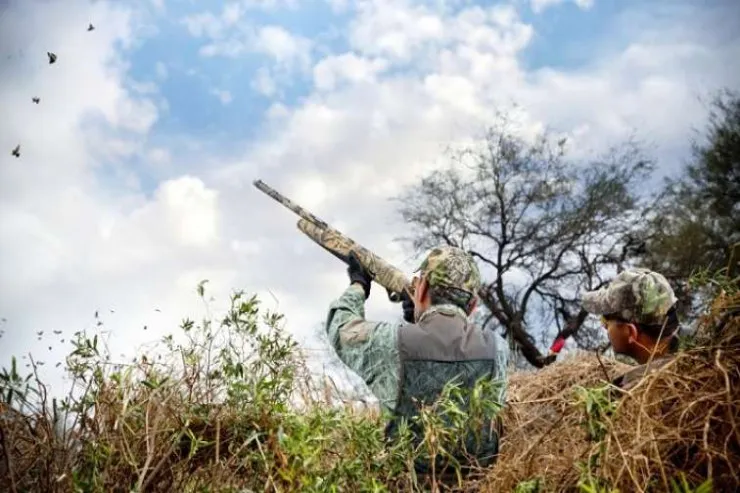 Zərdabda "Qırmızı Kitab"a düşən quşları ovlayan ata-oğul  saxlanıldı