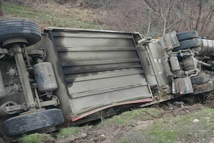 Ağdərədə yük maşını aşdı 