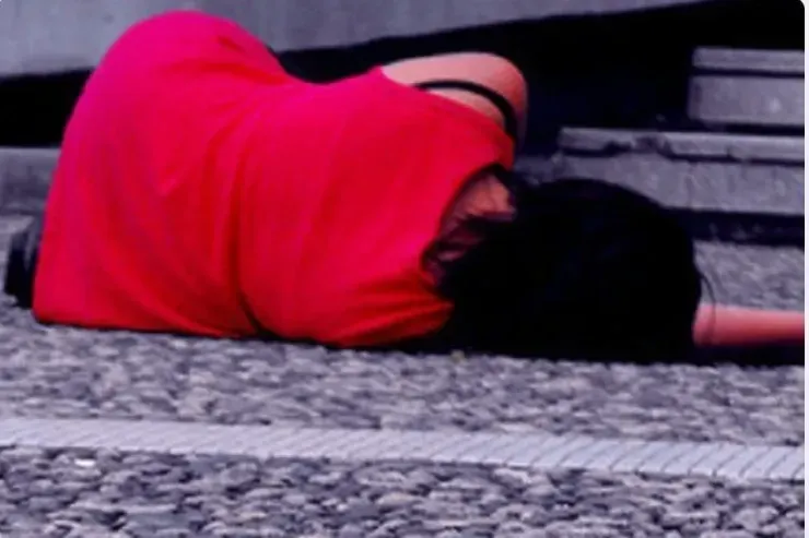 Müəllim binadan yıxılıb öldü 