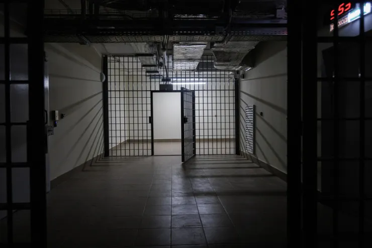 2 yaşlı qızın qatilini həbsxanada öldürdülər 