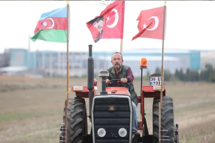 Türkiyəli fermerdən Zəfər Günü JESTİ:  traktorla bunları yazdı