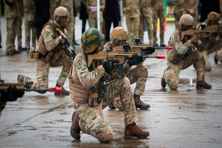 Bu ölkədə İLK:   17 yaşına çatmış bütün vətəndaşlar orduda xidmətə  ÇAĞIRILDI