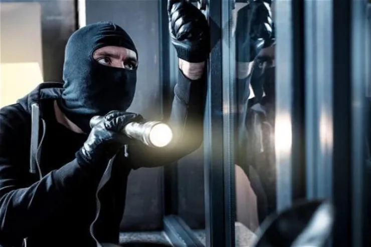 Müdirinin 135 milyon  pulunu oğurladı