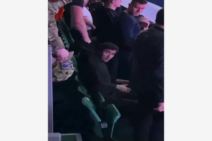 Himn oxunanda ayağa qalxmayan miqranta görün nə etdilər? - VİDEO 