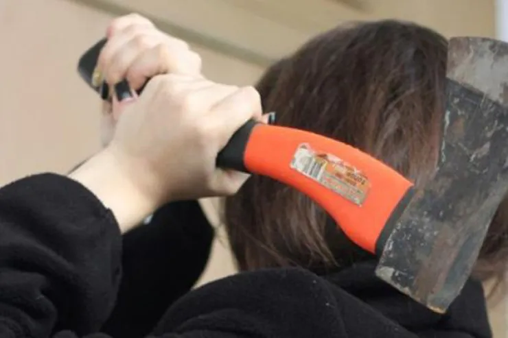 Qubada qadın qohumunu BALTALADI 