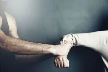 Bakıda səfirlik qarşısında İNSİDENT:  "sən xoruzsan" sözünə görə qadının qolunu qırdı 