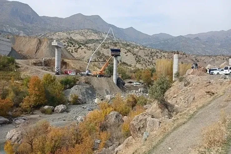 Türkiyədə körpü uçdu, 3 nəfər öldü 