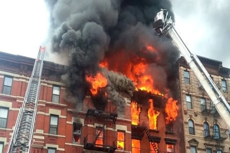 Bakıda yaşayış binasında yanğın olub, ölən var 