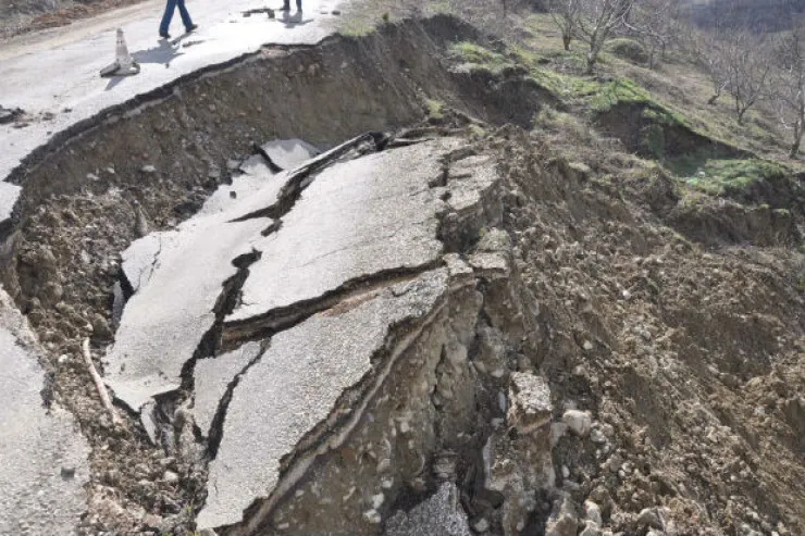 Əhmədlidə  torpaq sürüşməsi   -  VİDEO   -  YENİLƏNİB 