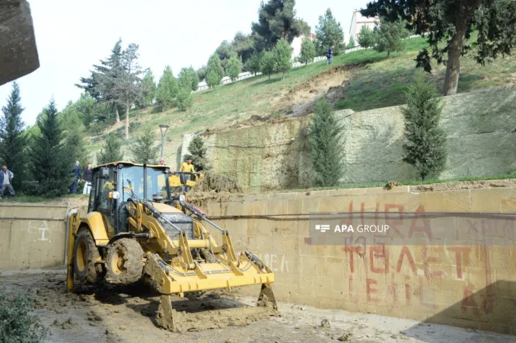 Əhmədlidə  torpaq sürüşməsi   -  VİDEO   -  YENİLƏNİB 
