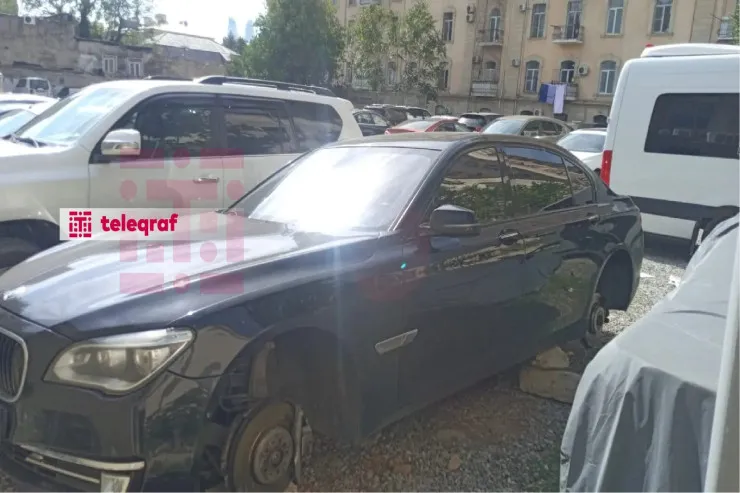 Nazim İbrahimovun qardaşının "BMW"si küçədə baxımsız qalıb  