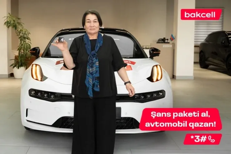 Lotereya qalibi lüks avtomobilinin açarını təhvil aldı