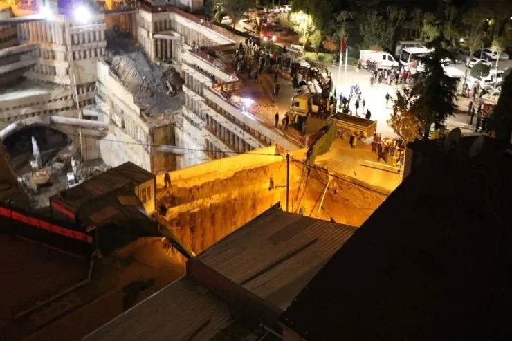 İstanbulda metro tikintisi zamanı çökmə baş verdi, ölən var - VİDEO 